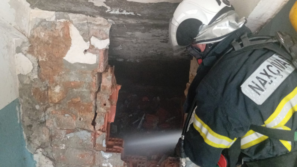 Naxçıvan şəhərində yaşayış binasında yanğın olub, sakinlər təxliyə olunub<font color=red> - FOTOLAR</font>