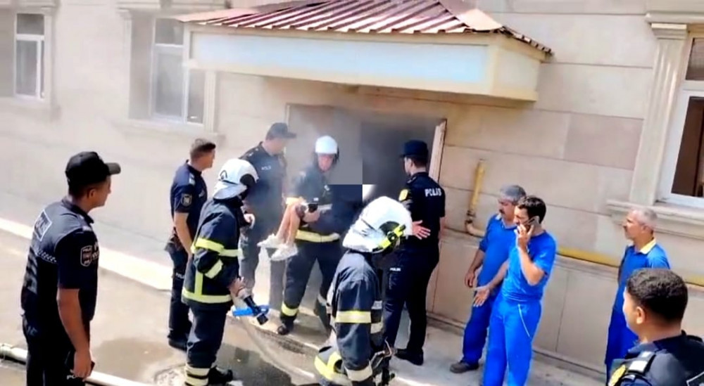 Naxçıvan şəhərində yaşayış binasında yanğın olub, sakinlər təxliyə olunub<font color=red> - FOTOLAR</font>