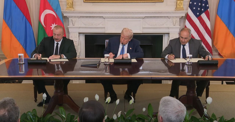 Prezident İlham Əliyev, Donalda Tramp, Nikol Paşinyan üçtərəfli sənəd imzalayıb<font color=red> - FOTOLAR</font>