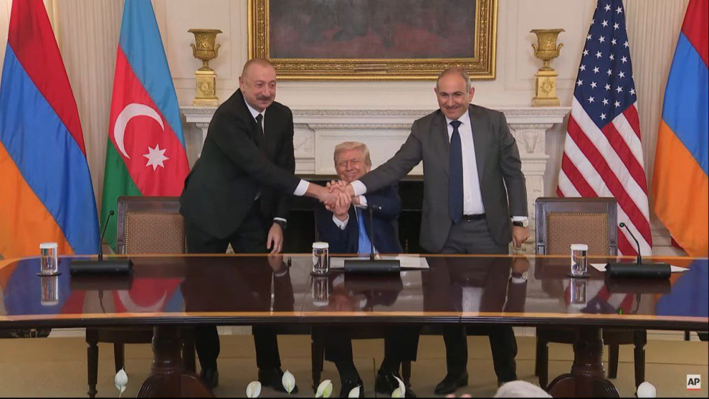 Prezident İlham Əliyev, Donalda Tramp, Nikol Paşinyan üçtərəfli sənəd imzalayıb<font color=red> - FOTOLAR</font>