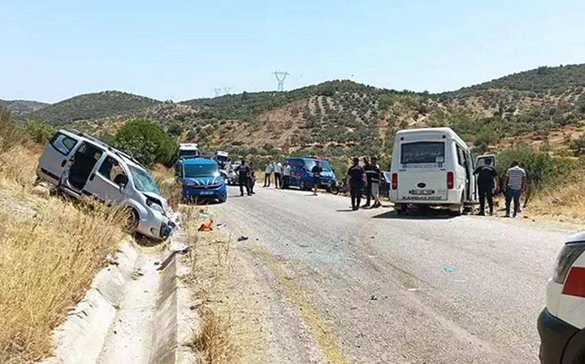 Türkiyədə ağır yol qəzası olub, ondan çox adam yaralanıb<font color=red> - FOTOLAR</font>