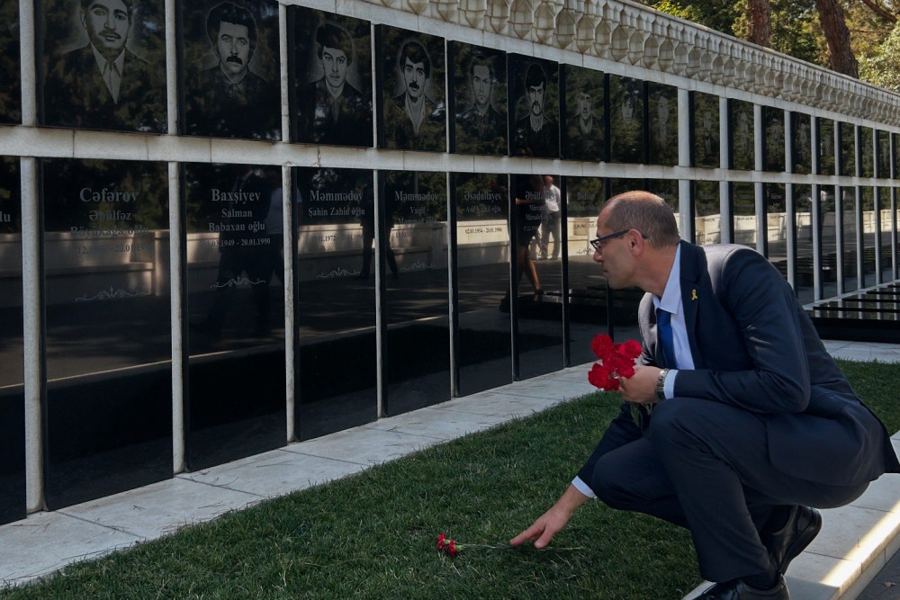 İsrail səfiri Fəxri və Şəhidlər xiyabanlarını ziyarət edib<font color=red> - FOTOLAR</font>