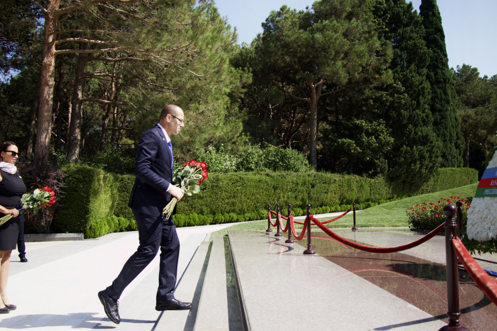 İsrail səfiri Fəxri və Şəhidlər xiyabanlarını ziyarət edib<font color=red> - FOTOLAR</font>