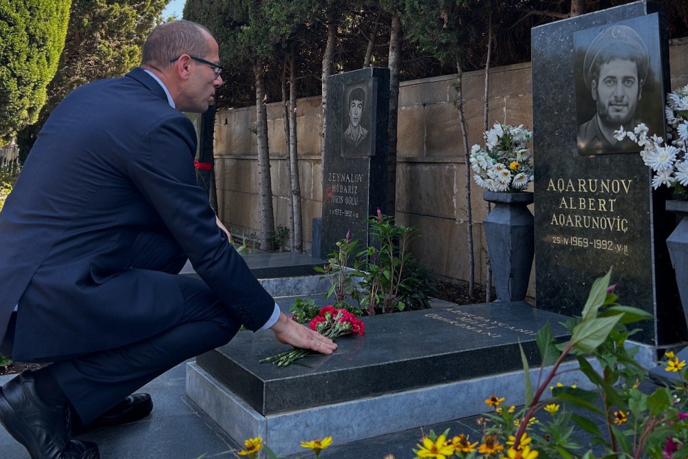 İsrail səfiri Fəxri və Şəhidlər xiyabanlarını ziyarət edib<font color=red> - FOTOLAR</font>