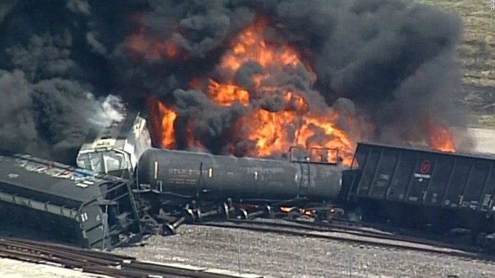 Ukrayna qüvvələri Rusiyanın yanacaq qatarını məhv edib<font color=red> - FOTOLAR</font>