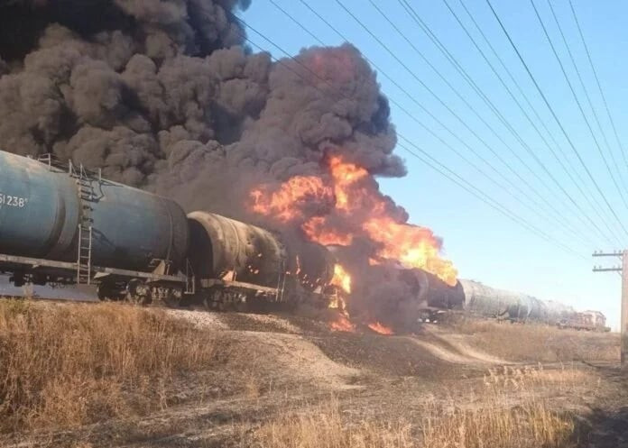 Ukrayna qüvvələri Rusiyanın yanacaq qatarını məhv edib<font color=red> - FOTOLAR</font>