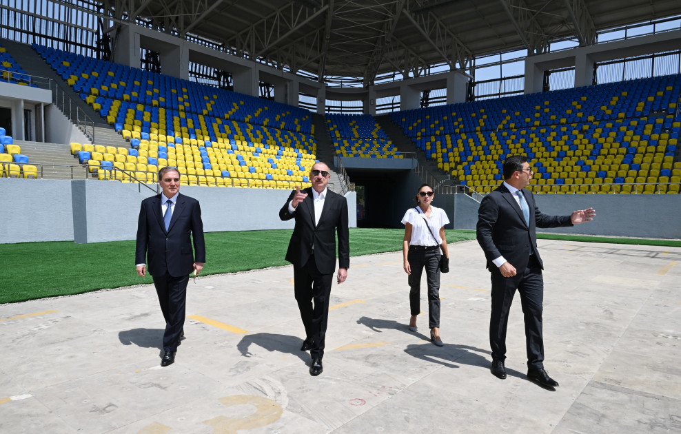 Prezident İlham Əliyev və birinci xanım Mehriban Əliyeva Gəncə şəhər stadionunda tikinti işlərinin gedişi ilə tanış olublar<font color=red> - FOTOLAR</font>