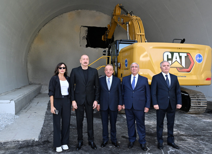 Prezident İlham Əliyev və birinci xanım Mehriban Əliyeva Toğanalı-Kəlbəcər-İstisu avtomobil yolunda görülən işlərlə tanış olublar<font color=red> - FOTOLAR</font>