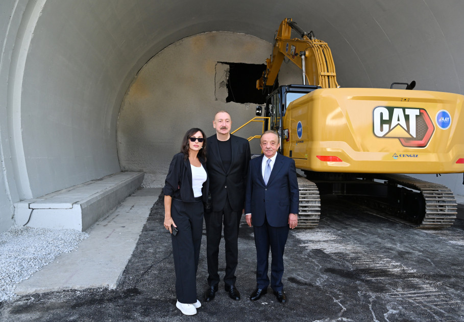 Prezident İlham Əliyev və birinci xanım Mehriban Əliyeva Toğanalı-Kəlbəcər-İstisu avtomobil yolunda görülən işlərlə tanış olublar<font color=red> - FOTOLAR</font>