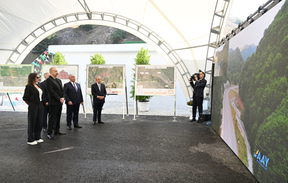 Prezident İlham Əliyev və birinci xanım Mehriban Əliyeva Toğanalı-Kəlbəcər-İstisu avtomobil yolunda görülən işlərlə tanış olublar<font color=red> - FOTOLAR</font>