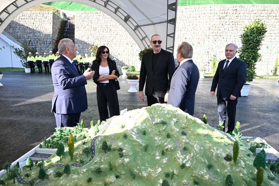 Prezident İlham Əliyev və birinci xanım Mehriban Əliyeva Toğanalı-Kəlbəcər-İstisu avtomobil yolunda görülən işlərlə tanış olublar<font color=red> - FOTOLAR</font>