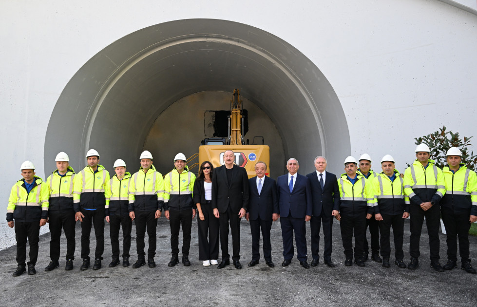 Prezident İlham Əliyev və birinci xanım Mehriban Əliyeva Toğanalı-Kəlbəcər-İstisu avtomobil yolunda görülən işlərlə tanış olublar<font color=red> - FOTOLAR</font>