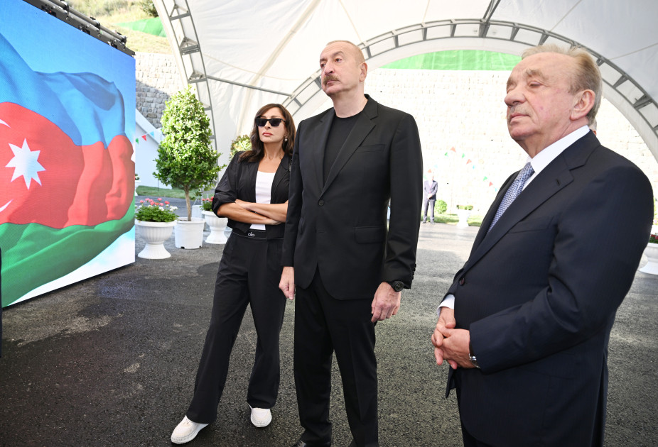 Prezident İlham Əliyev və birinci xanım Mehriban Əliyeva Toğanalı-Kəlbəcər-İstisu avtomobil yolunda görülən işlərlə tanış olublar<font color=red> - FOTOLAR</font>