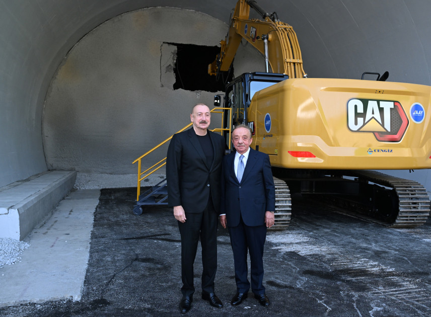 Prezident İlham Əliyev və birinci xanım Mehriban Əliyeva Toğanalı-Kəlbəcər-İstisu avtomobil yolunda görülən işlərlə tanış olublar<font color=red> - FOTOLAR</font>