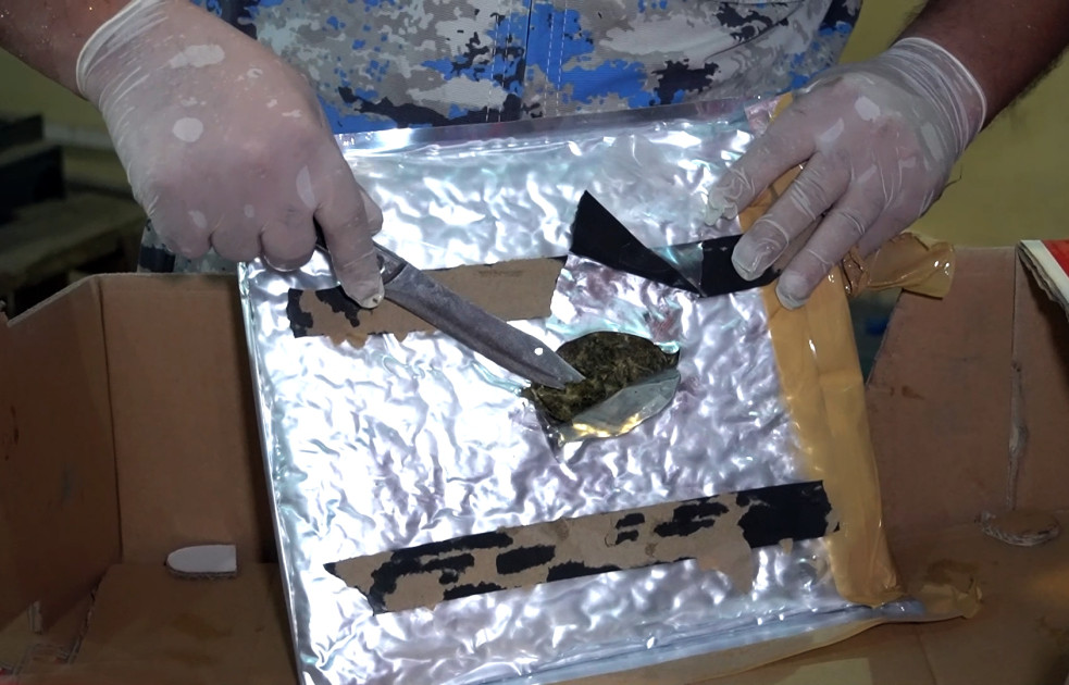 “Kahı” yükü aparan nəqliyyat vasitəsindən külli miqdarda narkotik vasitə aşkarlanıb<font color=red> - FOTOLAR</font>