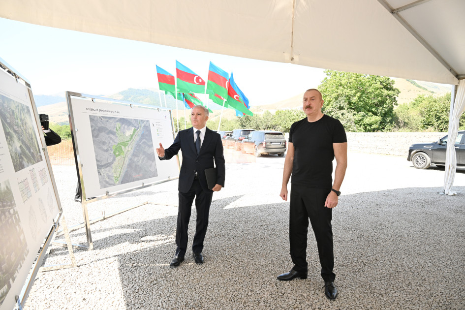 Prezident İlham Əliyev Kəlbəcər şəhərində 3-cü yaşayış kompleksinin təməlini qoyub  <font color=red> - FOTOLAR</font>