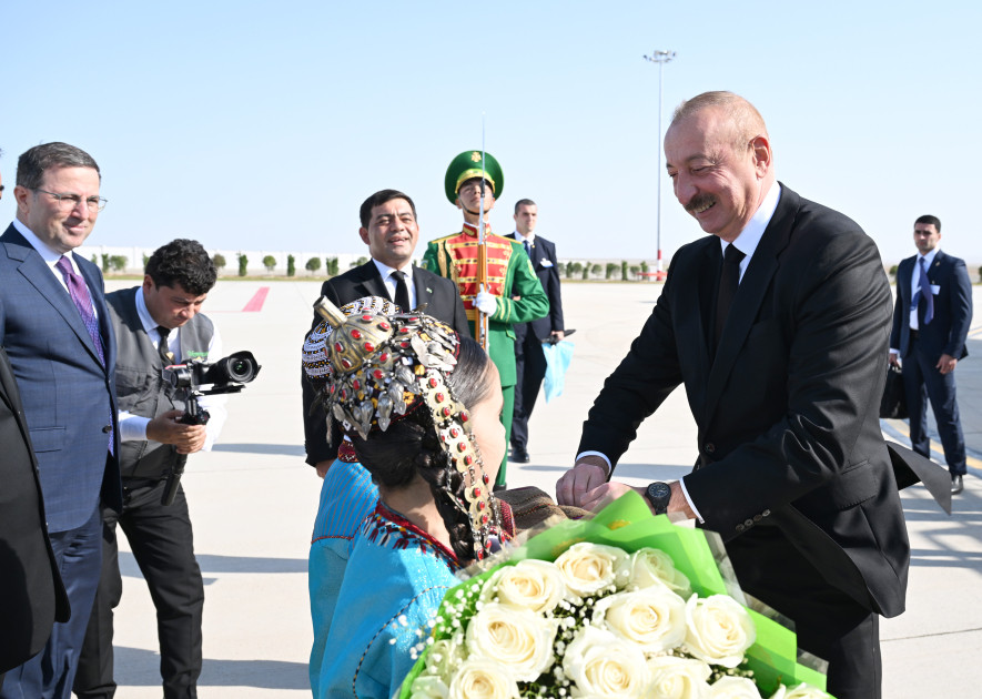 Azərbaycan Prezidenti İlham Əliyev Türkmənistana işgüzar səfərə gəlib<font color=red> - FOTOLAR</font>