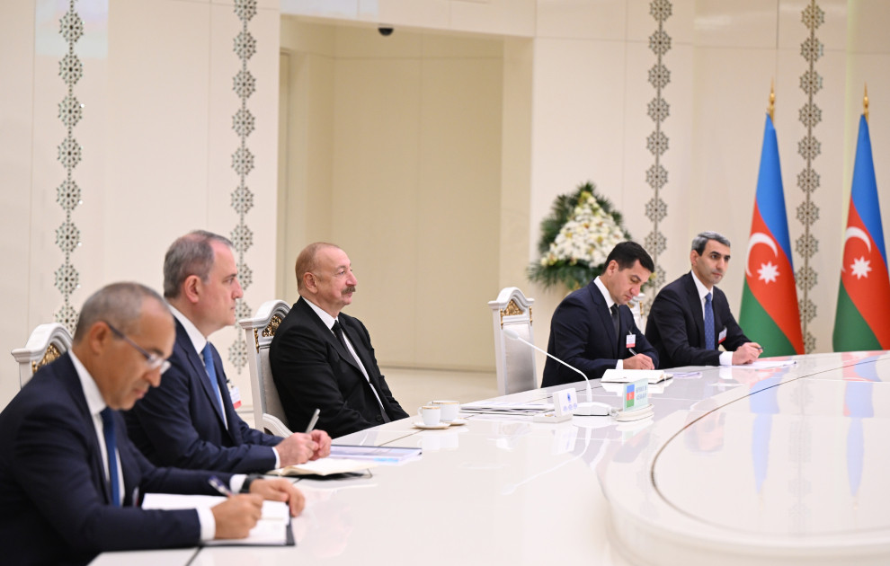 Azərbaycan Prezidenti İlham Əliyevin Türkmənistan Xalq Məsləhətinin sədri ilə geniş tərkibdə görüşü olub<font color='red'> - YENİLƏNİB 2</font><font color=red> - FOTOLAR</font>