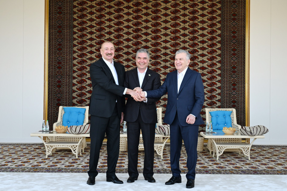 Azərbaycan Prezidenti İlham Əliyevə “Axaltəkə” atı hədiyyə edilib<font color=red> - FOTOLAR</font>