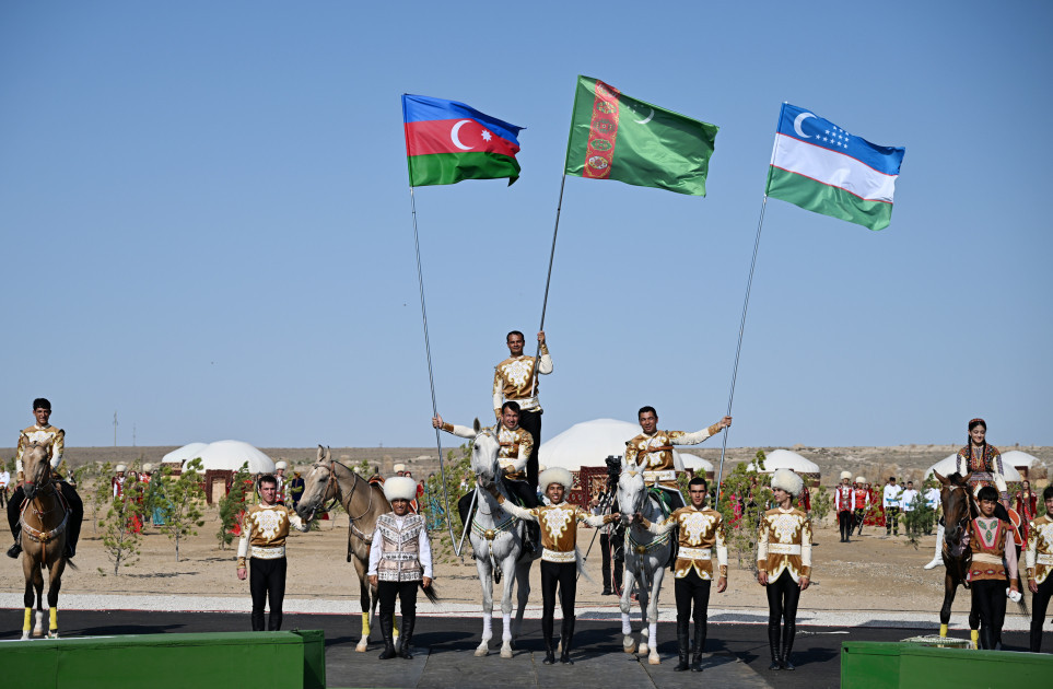 Azərbaycan Prezidenti İlham Əliyevə “Axaltəkə” atı hədiyyə edilib<font color=red> - FOTOLAR</font>