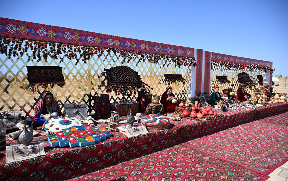 Azərbaycan Prezidenti İlham Əliyevə “Axaltəkə” atı hədiyyə edilib<font color=red> - FOTOLAR</font>