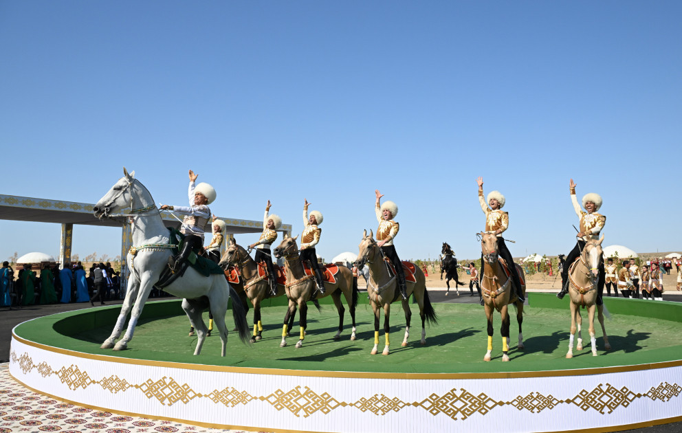 Azərbaycan Prezidenti İlham Əliyevə “Axaltəkə” atı hədiyyə edilib<font color=red> - FOTOLAR</font>