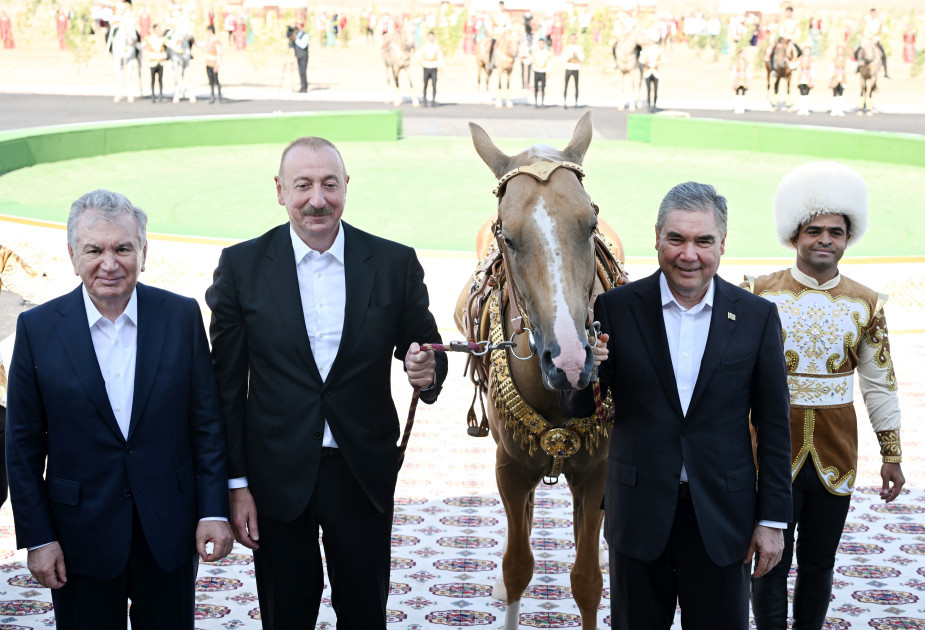 Azərbaycan Prezidenti İlham Əliyevə “Axaltəkə” atı hədiyyə edilib<font color=red> - FOTOLAR</font>