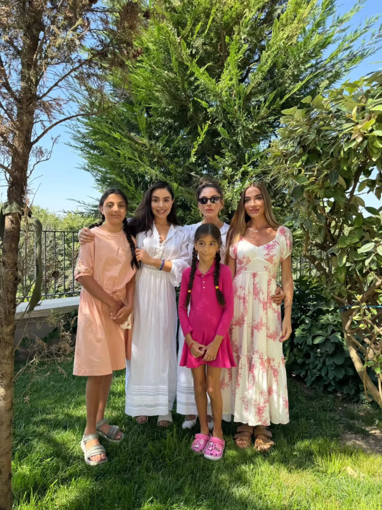 Leyla Əliyeva Mehriban Əliyevanın doğum günü münasibətilə paylaşım edib <font color=red> - FOTOLAR</font>