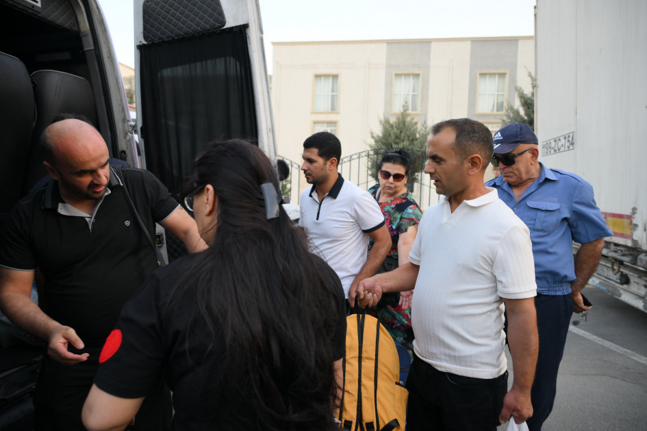 Ağdam rayonunun Xıdırlı kəndinə növbəti köç karvanı yola salınıb<font color=red> - FOTOLAR</font>