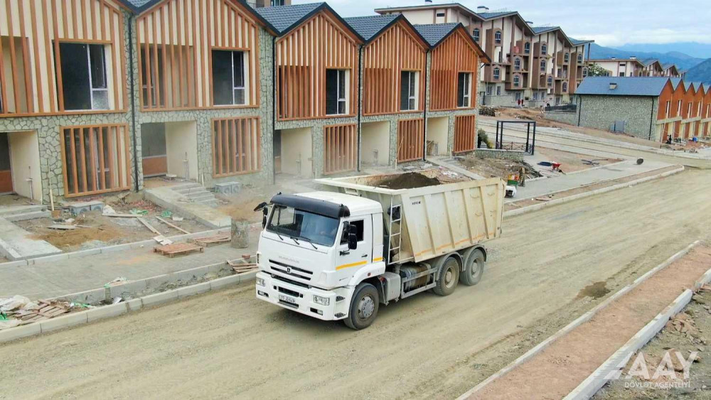 Kəlbəcər şəhərində daxili yolların tikintisi layihəsinin 76 %-i icra edilib<font color=red> - FOTOLAR</font>