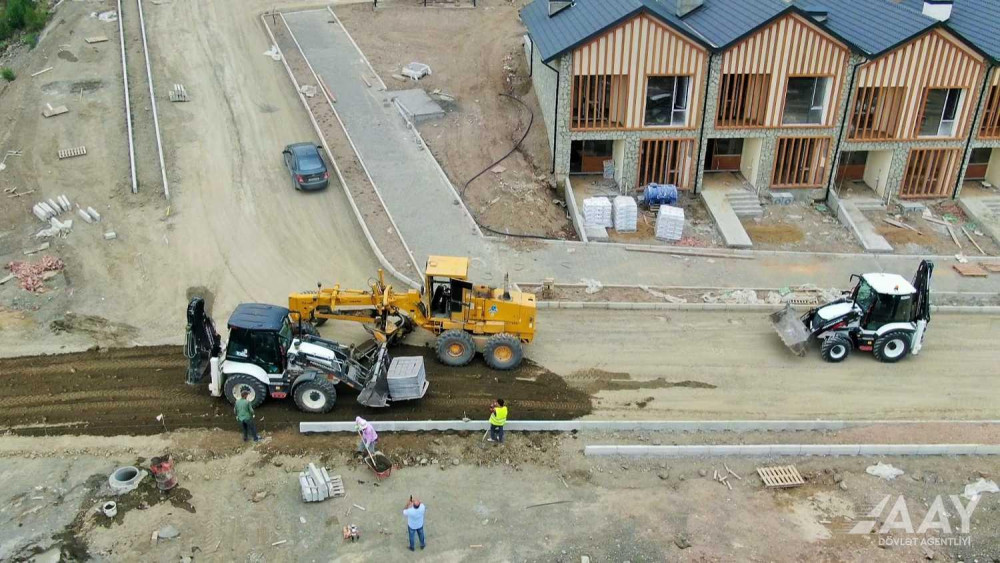Kəlbəcər şəhərində daxili yolların tikintisi layihəsinin 76 %-i icra edilib<font color=red> - FOTOLAR</font>