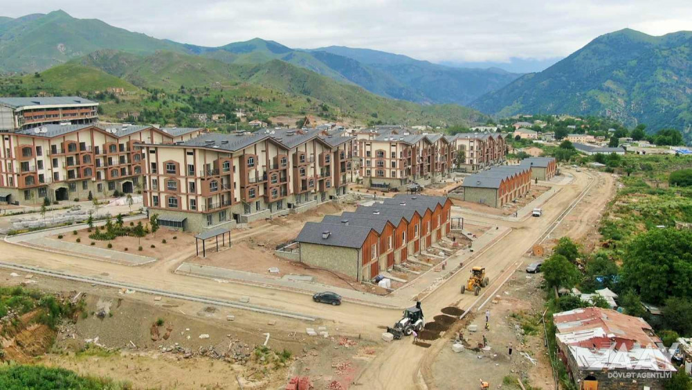 Kəlbəcər şəhərində daxili yolların tikintisi layihəsinin 76 %-i icra edilib<font color=red> - FOTOLAR</font>