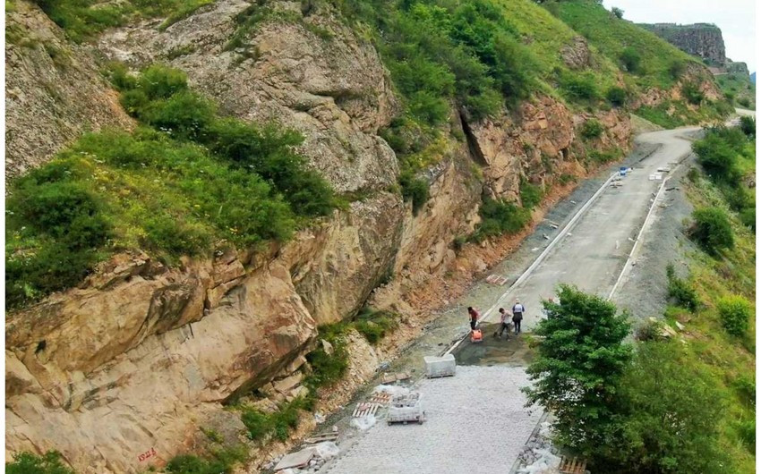 Kəlbəcər şəhərində daxili yolların tikintisi layihəsinin 76 %-i icra edilib<font color=red> - FOTOLAR</font>