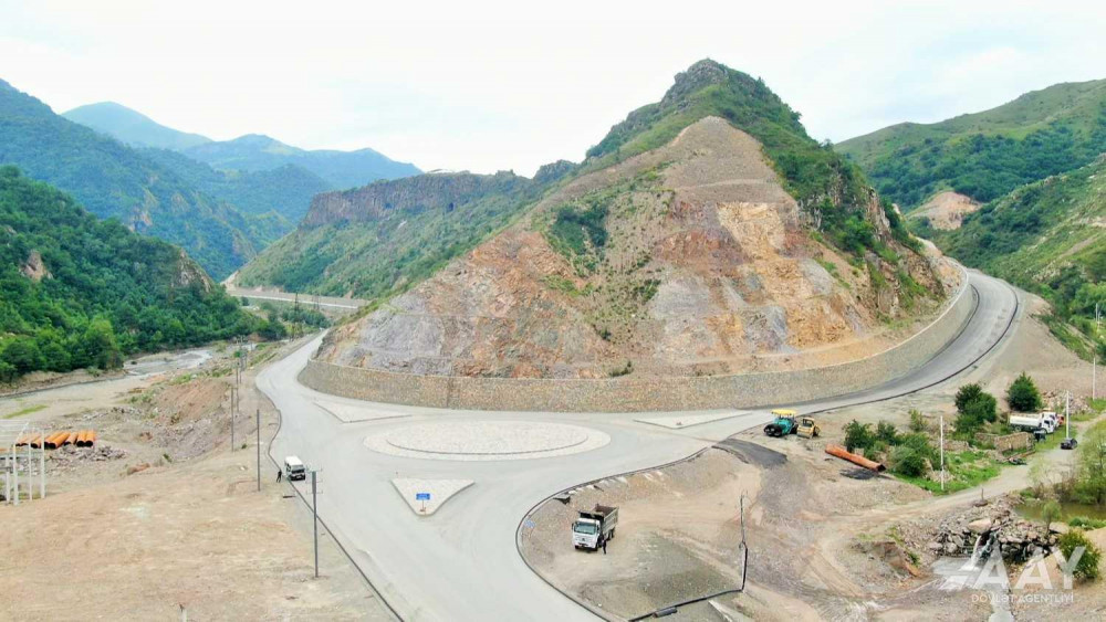 Kəlbəcər şəhərində daxili yolların tikintisi layihəsinin 76 %-i icra edilib<font color=red> - FOTOLAR</font>