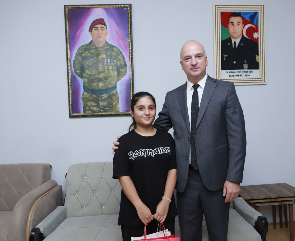 Təhsil naziri tələbə adını qazanan şəhid övladı ilə görüşüb <font color=red> - FOTOLAR</font>