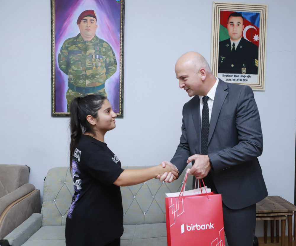 Təhsil naziri tələbə adını qazanan şəhid övladı ilə görüşüb <font color=red> - FOTOLAR</font>