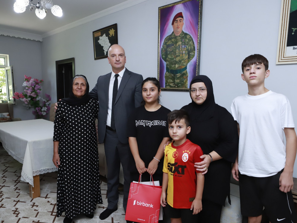 Təhsil naziri tələbə adını qazanan şəhid övladı ilə görüşüb <font color=red> - FOTOLAR</font>