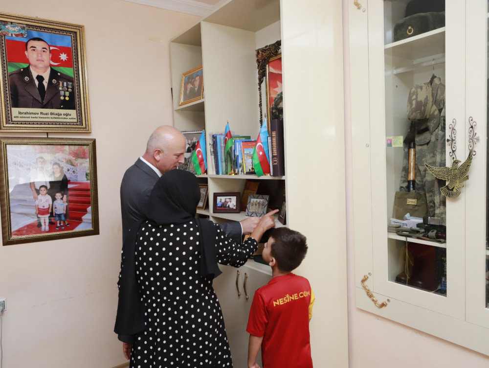 Təhsil naziri tələbə adını qazanan şəhid övladı ilə görüşüb <font color=red> - FOTOLAR</font>