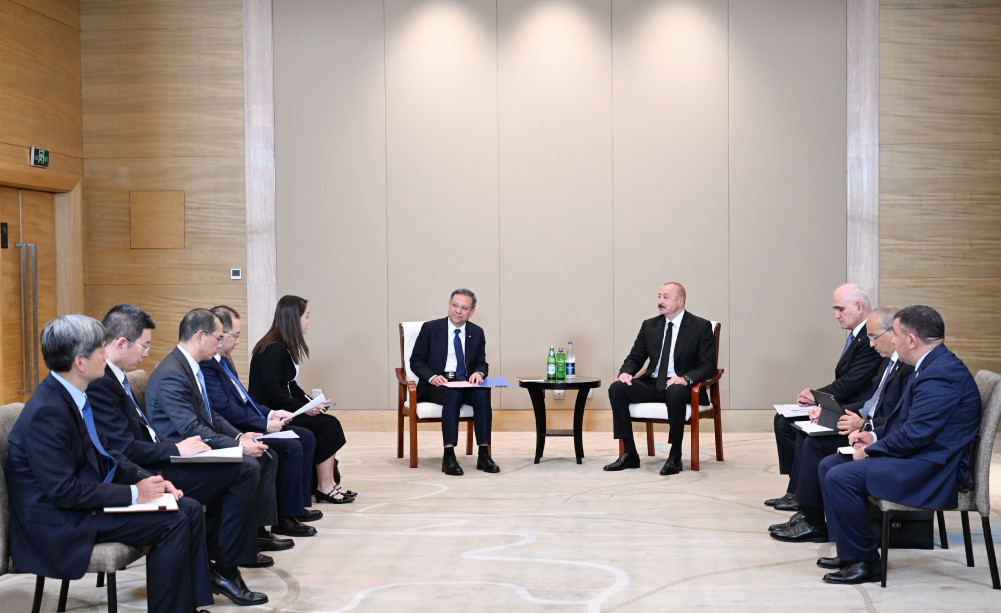 Prezident İlham Əliyev Tiencində "China Energy Engineering Corporation Limited" şirkətinin rəhbəri vəzifəsini icra edən Ni Cen ilə görüşüb<font color=red> - FOTOLAR</font>