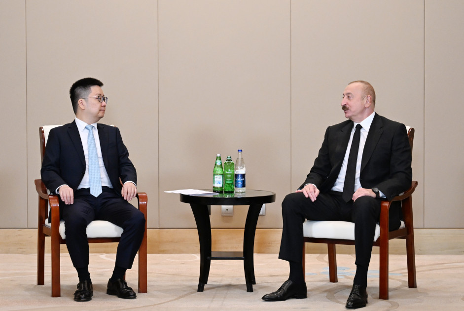 Prezident İlham Əliyev Tiencində "Sichian Sunsync Photovoltaic Technology Co" şirkətinin təsisçisi və sədri ilə görüşüb<font color=red> - FOTOLAR</font>