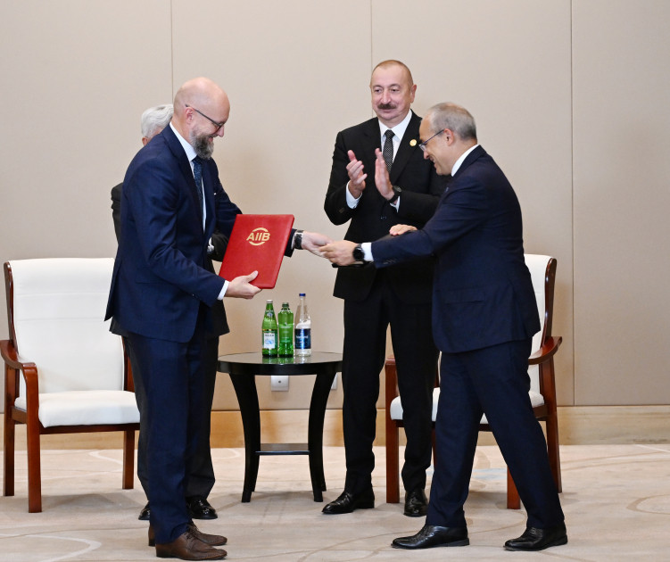 Prezident İlham Əliyev Tiencində Asiya İnfrastruktur İnvestisiya Bankının prezidenti ilə görüşüb<font color=red> - FOTOLAR</font>