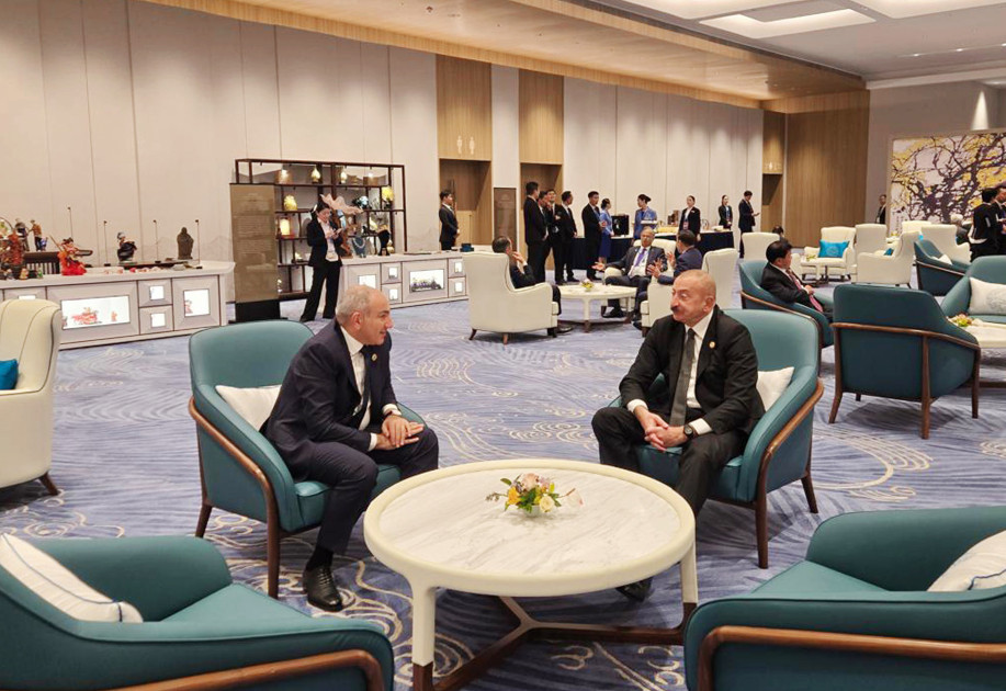 Prezident İlham Əliyevin Ermənistanın Baş naziri Nikol Paşinyan ilə görüşü olub<font color=red> - FOTOLAR</font>