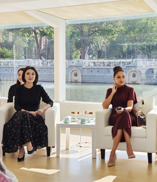 Birinci xanım Mehriban Əliyeva “ŞƏT plyus” formatında görüşə qatılan dövlət və hökumət başçılarının xanımları ilə birlikdə gəmi gəzintisində iştirak edib<font color=red> - FOTOLAR</font>