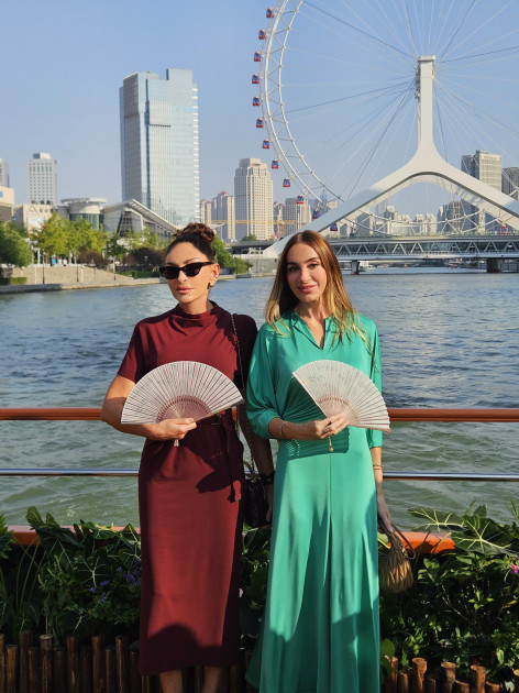 Birinci xanım Mehriban Əliyeva “ŞƏT plyus” formatında görüşə qatılan dövlət və hökumət başçılarının xanımları ilə birlikdə gəmi gəzintisində iştirak edib<font color=red> - FOTOLAR</font>