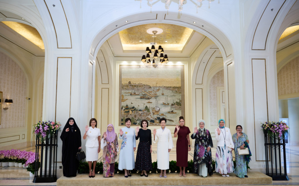 Birinci xanım Mehriban Əliyeva “ŞƏT plyus” formatında görüşə qatılan dövlət və hökumət başçılarının xanımları ilə birlikdə gəmi gəzintisində iştirak edib<font color=red> - FOTOLAR</font>