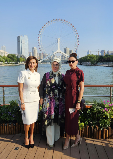 Birinci xanım Mehriban Əliyeva “ŞƏT plyus” formatında görüşə qatılan dövlət və hökumət başçılarının xanımları ilə birlikdə gəmi gəzintisində iştirak edib<font color=red> - FOTOLAR</font>