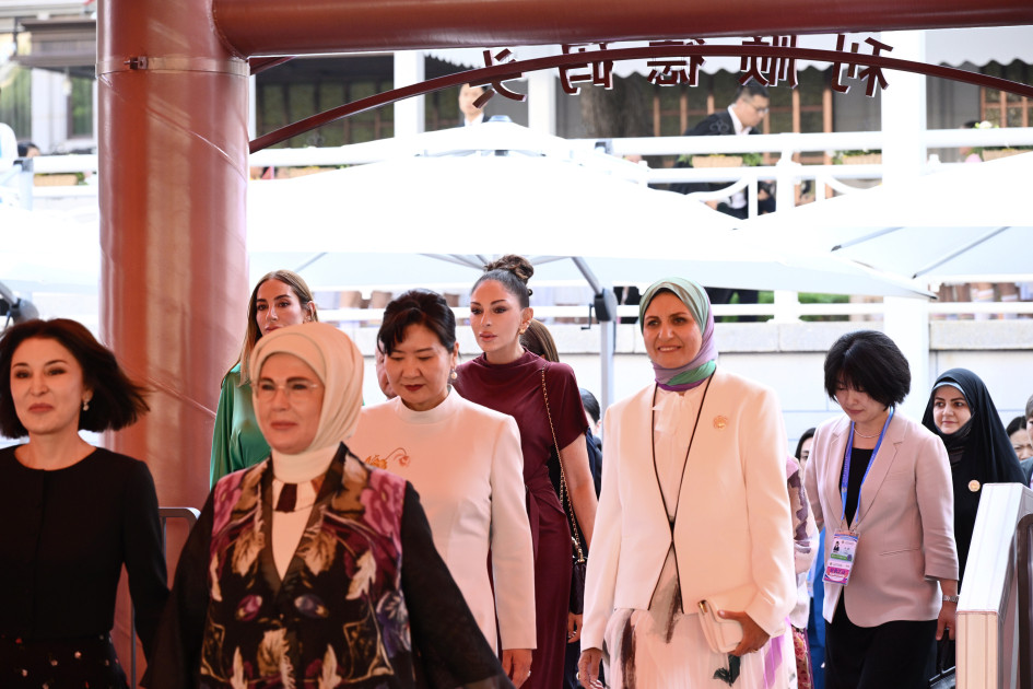 Birinci xanım Mehriban Əliyeva “ŞƏT plyus” formatında görüşə qatılan dövlət və hökumət başçılarının xanımları ilə birlikdə gəmi gəzintisində iştirak edib<font color=red> - FOTOLAR</font>