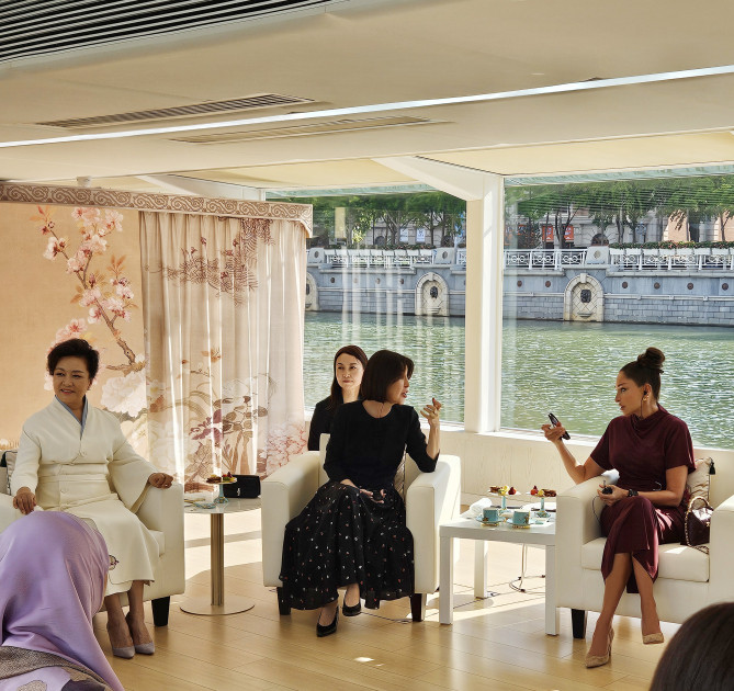 Birinci xanım Mehriban Əliyeva “ŞƏT plyus” formatında görüşə qatılan dövlət və hökumət başçılarının xanımları ilə birlikdə gəmi gəzintisində iştirak edib<font color=red> - FOTOLAR</font>