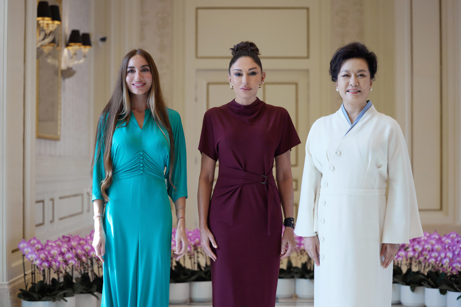 Birinci xanım Mehriban Əliyeva “ŞƏT plyus” formatında görüşə qatılan dövlət və hökumət başçılarının xanımları ilə birlikdə gəmi gəzintisində iştirak edib<font color=red> - FOTOLAR</font>