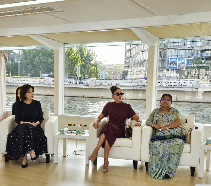 Birinci xanım Mehriban Əliyeva “ŞƏT plyus” formatında görüşə qatılan dövlət və hökumət başçılarının xanımları ilə birlikdə gəmi gəzintisində iştirak edib<font color=red> - FOTOLAR</font>